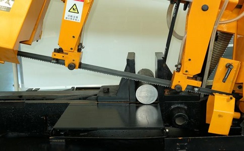 为什么说对切割精度要求不高的可以选择半自动永新立式带锯床？